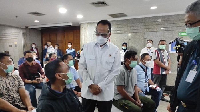 Menhub Budi Karya Sumadi meninjau vaksinasi Corona pegawai Kemenhub, di gedung Kemehub, Jakarta, Kamis (11/3/2021).