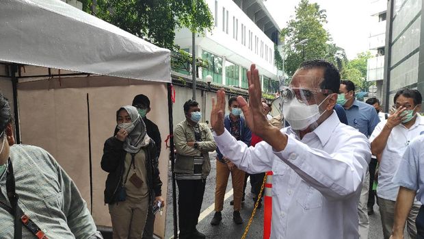 Menhub Budi Karya Sumadi meninjau vaksinasi Corona pegawai Kemenhub, di gedung Kemenhub, Kamis (11/3/2021).