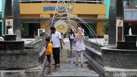 Program tersebut berlaku sampai tanggal 30 Maret dengan penawaran menarik diskon 40 persen untuk pembelian tiket masuk Gedung Oval-Kotak bagi dewasa. Sementara jika membeli tiket Planetarium gratis tiket Gedung Oval-Kotak. (Pradito Rida Pertana/detikTravel)