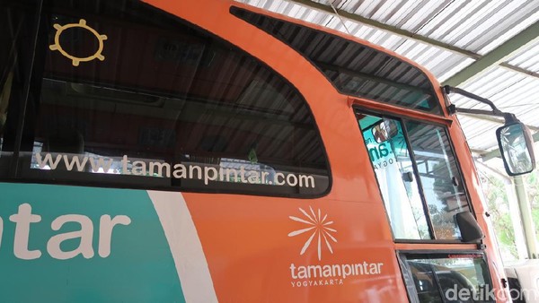 Untuk bisa naik bus gratis ini ada ketentuannya, antara lain berlaku bagi rombongan yang memesan tiket masuk Taman Pintar minimal sebanyak 25 lembar. Selanjutnya, layanan tersebut memiliki jarak tempuh maksimal 1 jam perjalanan dari Taman Pintar atau Kota Yogyakarta menuju lokasi wisatawan. (Pradito Rida Pertana/detikTravel) Untuk bisa naik bus gratis ini ada ketentuannya, antara lain berlaku bagi rombongan yang memesan tiket masuk Taman Pintar minimal sebanyak 25 lembar. Selanjutnya, layanan tersebut memiliki jarak tempuh maksimal 1 jam perjalanan dari Taman Pintar atau Kota Yogyakarta menuju lokasi wisatawan. (Pradito Rida Pertana/detikTravel)
