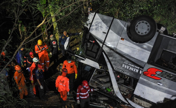 Petugas mengevakuasi korban kecelakaan bus PO Sri Padma Kencana di Wado, Kabupaten Sumedang, Jawa Barat, Rabu (10/3/2021). Hingga Rabu (10/3) malam, petugas kepolisian mencatat sebanyak 22 orang meninggal dunia dalam kecelakaan tersebut dan 28 korban selamat dilarikan ke RSUD Kabupaten Sumedang. ANTARA FOTO/Raisan Al Farisi/rwa.