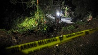 Kondisi badan bus tampak terbalik. Rencananya Basarnas Bandung akan mengevakuasi bus itu menggunakan alat berat.