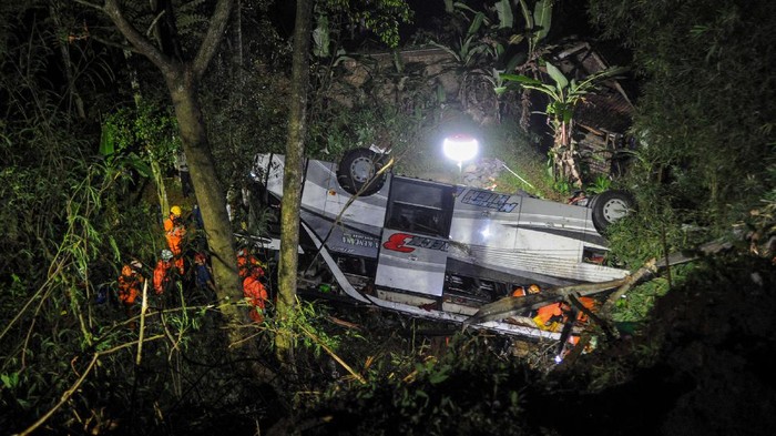 Petugas mengevakuasi korban kecelakaan bus PO Sri Padma Kencana di Wado, Kabupaten Sumedang, Jawa Barat, Rabu (10/3/2021). Hingga Rabu (10/3) malam, petugas kepolisian mencatat sebanyak 22 orang meninggal dunia dalam kecelakaan tersebut dan 28 korban selamat dilarikan ke RSUD Kabupaten Sumedang. ANTARA FOTO/Raisan Al Farisi/rwa.