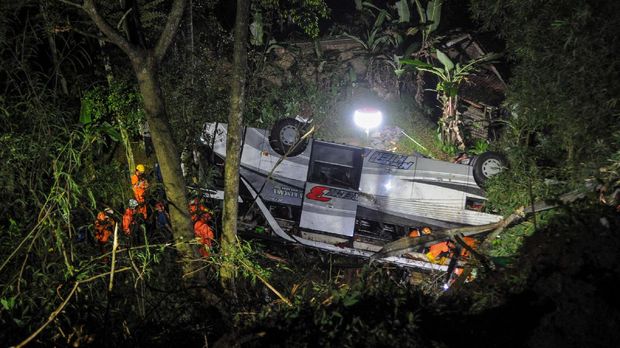 Petugas mengevakuasi korban kecelakaan bus PO Sri Padma Kencana di Wado, Kabupaten Sumedang, Jawa Barat, Rabu (10/3/2021). Hingga Rabu (10/3) malam, petugas kepolisian mencatat sebanyak 22 orang meninggal dunia dalam kecelakaan tersebut dan 28 korban selamat dilarikan ke RSUD Kabupaten Sumedang. ANTARA FOTO/Raisan Al Farisi/rwa.