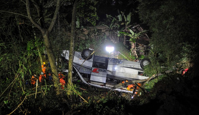 Petugas mengevakuasi korban kecelakaan bus PO Sri Padma Kencana di Wado, Kabupaten Sumedang, Jawa Barat, Rabu (10/3/2021). Hingga Rabu (10/3) malam, petugas kepolisian mencatat sebanyak 22 orang meninggal dunia dalam kecelakaan tersebut dan 28 korban selamat dilarikan ke RSUD Kabupaten Sumedang. ANTARA FOTO/Raisan Al Farisi/rwa.