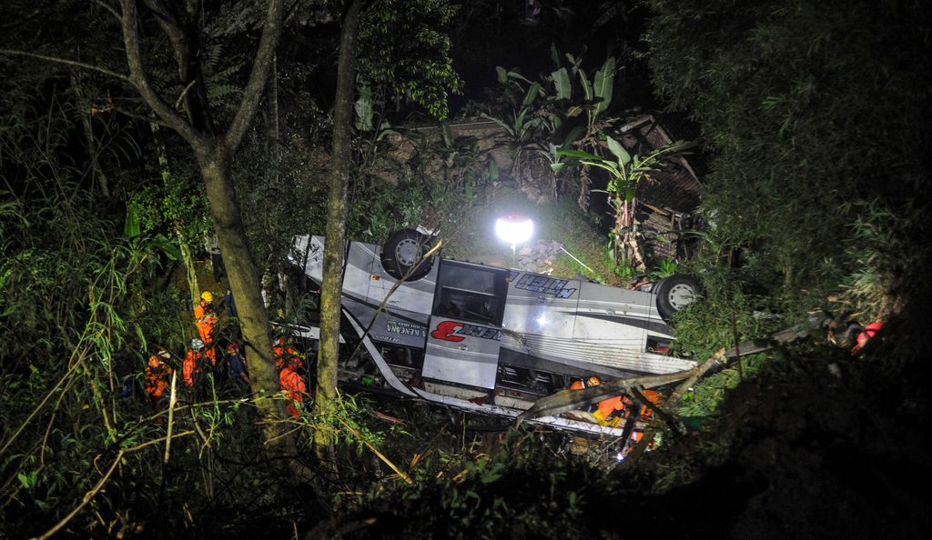 Petugas mengevakuasi korban kecelakaan bus PO Sri Padma Kencana di Wado, Kabupaten Sumedang, Jawa Barat, Rabu (10/3/2021). Hingga Rabu (10/3) malam, petugas kepolisian mencatat sebanyak 22 orang meninggal dunia dalam kecelakaan tersebut dan 28 korban selamat dilarikan ke RSUD Kabupaten Sumedang. ANTARA FOTO/Raisan Al Farisi/rwa.
