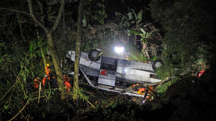 Bus Masuk Jurang di Sumedang Petugas mengevakuasi korban kecelakaan bus PO Sri Padma Kencana di Wado, Kabupaten Sumedang, Jawa Barat, Rabu (10/3/2021). Hingga Rabu (10/3) malam, petugas kepolisian mencatat sebanyak 22 orang meninggal dunia dalam kecelakaan tersebut dan 28 korban selamat dilarikan ke RSUD Kabupaten Sumedang. ANTARA FOTO/Raisan Al Farisi/rwa.