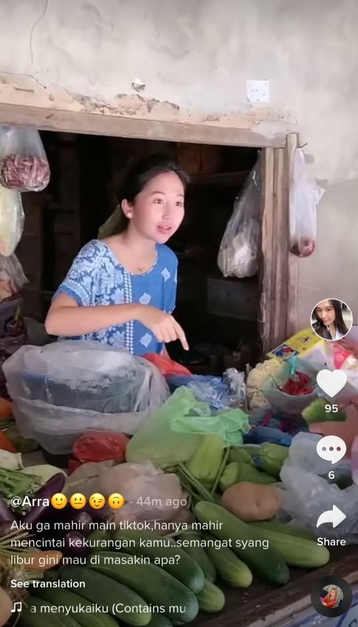 Cewek Cantik Ini Viral, Jago Ngulek dan Jualan Cilok Sambil Kedip Mata