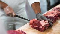 Pembeli yang satu ini terkejut temukan salah satu juru masak di restoran Chinese food, yang tengah sibuk memotong daging di aspal. Foto: iStock