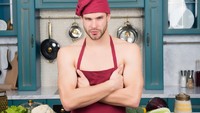 Kalau pembeli yang satu ini justru dibuat kaget, setelah melihat juru masak di salah satu restoran langganannya, tengah sibuk memaska tanpa mengenakan baju. Foto: iStock