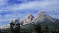 Kemudian luncuran awan panas kedua terjadi pada pukul 09.29 WIB. Luncuran awan panas ini terpantau hingga 2.000 meter ke arah tenggara timur. ANTARA FOTO/Sastrawan Ginting