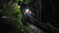 Proses evakuasi memakan waktu selama 6 jam, akibat terkendala badan bus yang besar sehingga mengalami kesulitan.