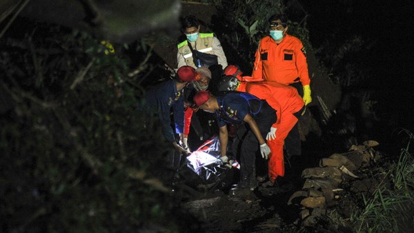 Momen Evakuasi Korban Bus Masuk Jurang di Sumedang