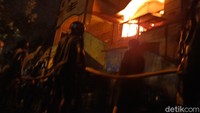 Kepala Pasar Kota Banjarnegara, Bito, mengatakan api mulai terlihat sekitar pukul 18.30 WIB. Saat itu, api pertama terlihat dari kios sisi barat pasar.