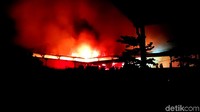 Berdasarkan pantauan detikcom di lokasi kejadian, hingga saat ini pukul 20.40 WIB, api masih belum bisa dipadamkan. Sejumlah kendaraan pemadam kebakaran berdatangan silih berganti.