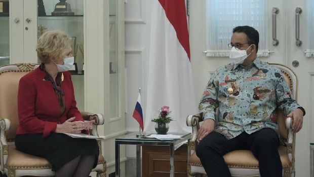 Gubernur DKI Anies Baswedan meresmikan patung Yuri Gagarin pemberian pemerintah Rusia untuk merayakan 70 tahun hubungan bilateral (Foto: dok. Pemprov DKI)