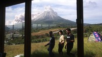 Selain erupsi, kata Armen, Gunung Sinabung juga meluncurkan awan panas sebanyak dua kali. Luncuran awan panas pertama terjadi pada pukul 09.22 WIB dengan jarak luncur 3.000 meter ke arah tenggara timur. AP Photo/Binsar Bakkara