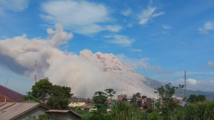 Gunung Sinabung saat terjadi erupsi dan luncurkan awan panas (dok. Pos Pengamatan Gunung Sinabung)