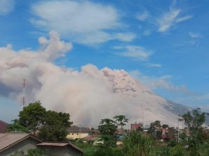 Gunung Sinabung Kembali Erupsi, Luncurkan Dua Awan Panas hingga Siang Ini