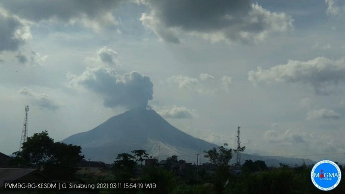 Gunung Sinabung erupsi, Kamis (11/3/2021) sore.