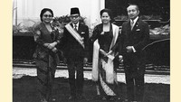 Dr. Moh. Hatta dianugrahi bintang RI klas I oleh presiden Soeharto tanggal 15 agustus 1972 di Istana Jakarta. dok. Setneg