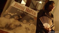 Bung Hatta dikenal akan komitmennya pada demokrasi. Ia mengeluarkan Maklumat X yang menjadi tonggak awal demokrasi Indonesia. Di bidang ekonomi, pemikiran dan sumbangsihnya terhadap perkembangan koperasi membuat ia dijuluki sebagai Bapak Koperasi. dok. detikcom