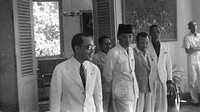 Presiden Soekarno dan Wakil Presiden Bung Hatta beserta anggota pemerintahannya pada tahun 1945. Bung Hatta terkenal dengan sifatnya yang menjunjung kesederhanaan. Walaupun perjalanan hidupnya sempat terjadi perpecahan antara Dwi-Tunggal Soekarno-Hatta, namun dalam perpecahan itu Bung Hatta masih bertindak konstruktif. Beliau tidak kemudian menentang Bung Karno di muka umum. Beliau memberi kesempatan kepada Bung Karno untuk melaksanakan idenya. Itu berarti bahwa beliau tetap menjaga kesatuan dan persatuan bangsa. Getty Images/Express Newspapers  