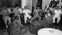 Presiden Soekarno dan Wakil Presiden Bung Hatta beserta anggota pemerintahannya menghadapi juru kamera Inggris setelah rapat kabinet yang diadakan di kediaman Presiden di Batavia pada tahun 1945. Getty Images/Keystone  