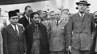 Mantan Wakil Presiden Indonesia, Mohammad Hatta, beserta delegasi Indonesia tiba di bandara Amsterdam untuk melakukan pembicaraan di Den Haag. Getty Images/Keystone  