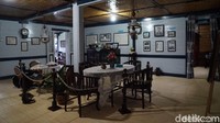 Di rumah dua tingkat inilah Bung Hatta lahir dan tumbuh remaja. Banyak foto-foto Bung Hatta yang dipajang di dinding rumahnya. Syanti/detikcom  