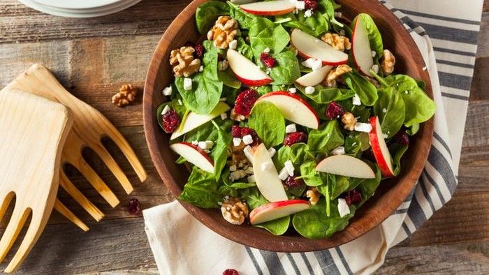 Hii! Sering Makan Salad, Wanita Ini BAB Bangkai Cacing