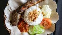 Indonesia masuk ke dalam jajaran negara Asia dengan makanan terenak. Salah satunya ada pecel lele, tambahan sambal dan kriuk renyah lele berhasil membuat turis bernama Loisa jatuh cinta. Foto: Getty Images/iStockphoto/