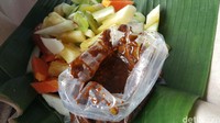 Selain pecel lele, rujak buah dengan irisan buah segar juga masuk ke dalam jajaran makanan Asia paling enak. Foto: Getty Images/iStockphoto/