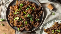 Penuh dengan makanan enak dan kekinian. Cita rasa bulgogi dari Korea Selatan dipilih banyak turis sebagai salah satu makanan terenak di Asia nih. Foto: Getty Images/iStockphoto/