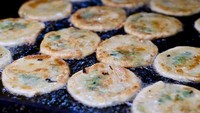  Shilin Night Market dikenal sebagai pusatnya jajanan kaki lima yang enak di Taiwan. Selain crispy chicken, ada juga Cong You Bing yang tak kalah enak. Foto: Getty Images/iStockphoto/
