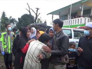 Isak Tangis Sambut Jenazah Korban Kecelakaan Maut Sumedang