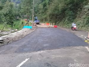 Hanya Tinggal Diaspal, Akses Jalan Batu-Kediri yang Sempat Ambles Siap Dibuka