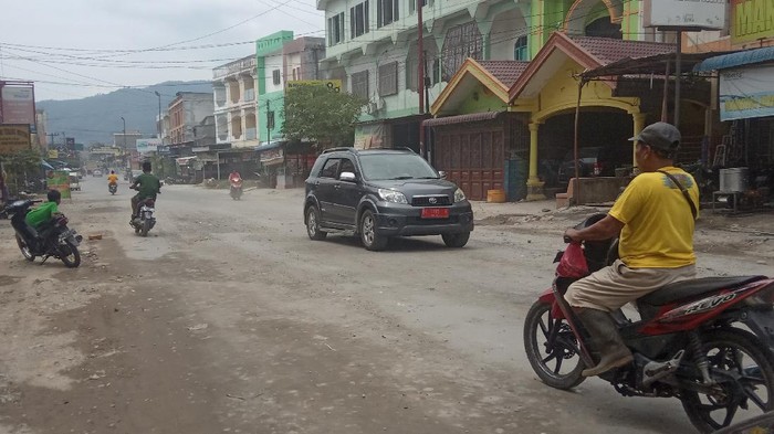 Jalan Sirandorung di Rantauprapat, Labuhanbatu, Sumatera Utara, mulai diperbaiki, Kamis (11/3/2021).