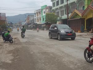 Jalan Sirandorung Rantauprapat Sumut yang Rusak Parah Mulai Diperbaiki