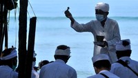 Pada saat upacara adat di Bali satu ini berlangsung, pemangku Hindu akan memercik air suci ke kepala setiap penduduk agar membersihkan semua kotoran dan hal buruk dalam tubuh sehingga jiwa dan raga kembali suci. ANTARA FOTO/Fikri Yusuf  