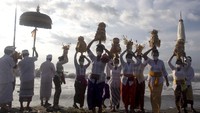 Ritual Melasti untuk menyucikan alam agar Hari Raya Nyepi dapat berjalan hening serta damai tersebut dilakukan oleh perwakilan desa adat dengan jumlah terbatas. AP Photo/Firdia Lisnawati  