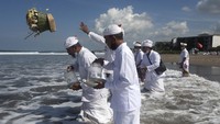 Upacara Melasti dilakukan setiap tahun sekali sebagai bagian dari rangkaian Hari Raya Nyepi di Bali, upacara Melasti bertujuan sebagai penyucian diri bagi penduduk pemeluk agama Hindu. AP Photo/Firdia Lisnawati