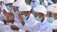 Umat Hindu mengikuti upacara Melasti menjelang Hari Raya Nyepi Tahun Saka 1943 di Pantai Kuta, Bali, Kamis (11/3/2021). ANTARA FOTO/Fikri Yusuf  