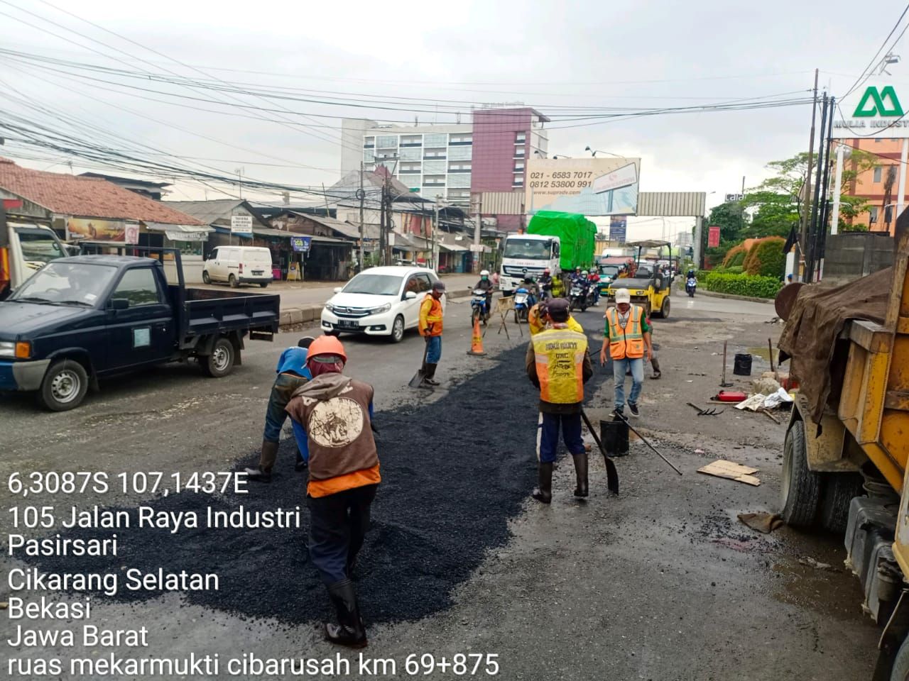 Jl Raya Industri di Pasirsari, Cikarang Selatan, diperbaiki. (Dok UPTD I DBMPR)