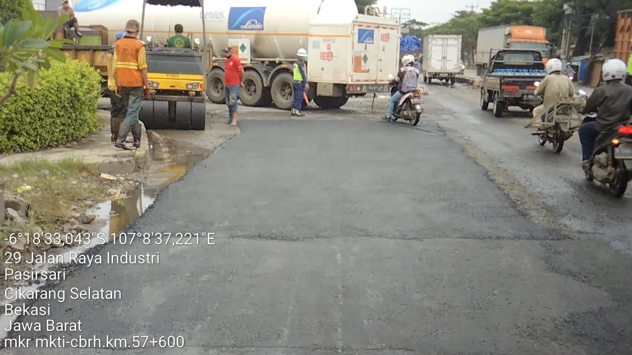 Jl Raya Industri di Pasirsari, Cikarang Selatan, diperbaiki. (Dok UPTD I DBMPR)