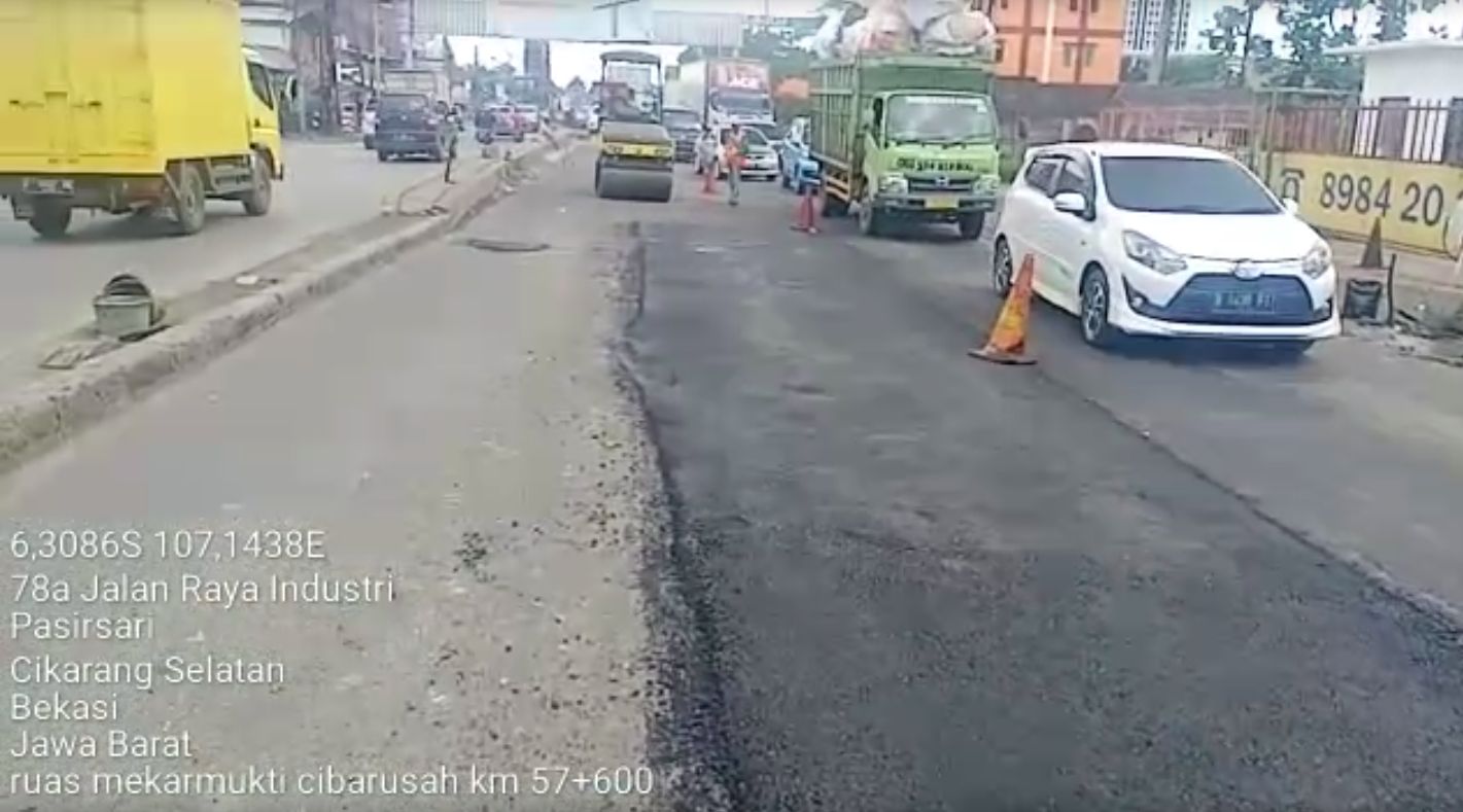 Jl Raya Industri di Pasirsari, Cikarang Selatan, diperbaiki. (Dok UPTD I DBMPR)