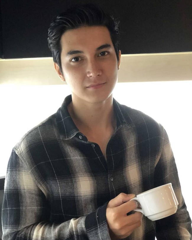 Junior RobertsJunior Roberts adalah aktor yang dipertemukan dengan Adhisty Zara dalam film Mariposa dan Miniseri I Hear(t) You. Mereka sempat digosipkan dekat karena terlihat cocok sebagai pasangan tapi tidak pernah terdengar kabar bahwa keduanya memang berpacaran. Foto: Instagram @juniorrobertss