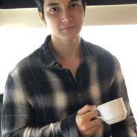 Junior RobertsJunior Roberts adalah aktor yang dipertemukan dengan Adhisty Zara dalam film Mariposa dan Miniseri I Hear(t) You. Mereka sempat digosipkan dekat karena terlihat cocok sebagai pasangan tapi tidak pernah terdengar kabar bahwa keduanya memang berpacaran. Foto: Instagram @juniorrobertss