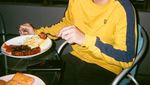 Gaya Seru Junior Roberts saat Makan Jagung Bakar bareng Hanggini