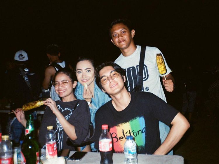 Gaya Seru Junior Roberts saat Makan Jagung Bakar bareng Hanggini